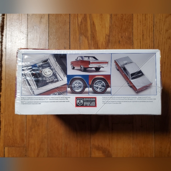 Revell '67 Dodge Coronet R/T Model Kit - Picture 3 of 7